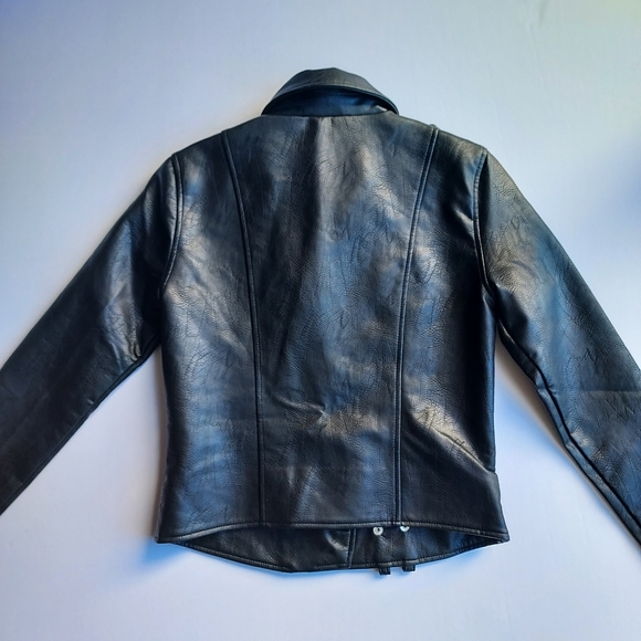 NEW! Romeo & Juliet black vegan leather zip-up cropped moto jacket🆕️Size Med - Picture 3 of 15